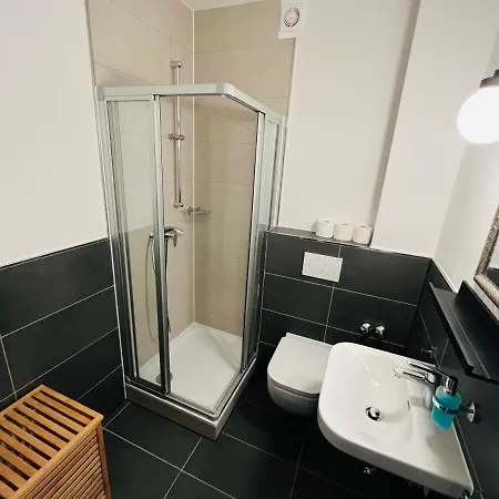 - 8 Bedrooms - 14 Beds - Fast Wifi - Kitchen Apartment *