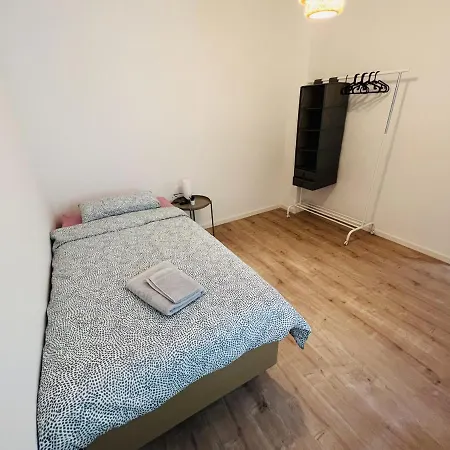 Apartment - 8 Bedrooms - 14 Beds - Fast Wifi - Kitchen *
