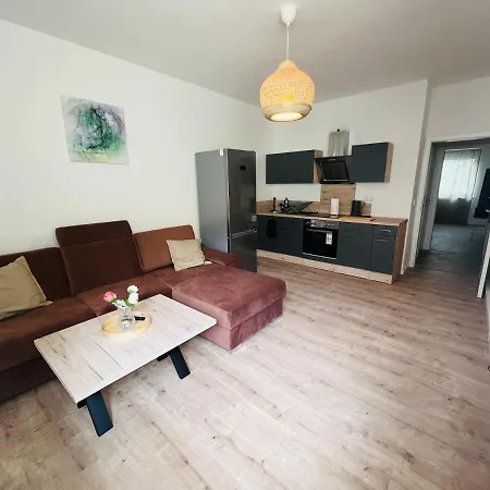 - 8 Bedrooms - 14 Beds - Fast Wifi - Kitchen Apartment *