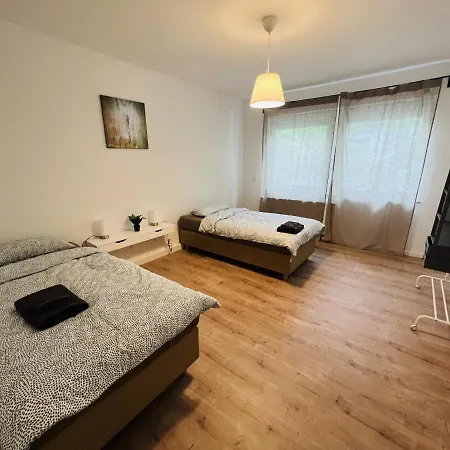 - 8 Bedrooms - 14 Beds - Fast Wifi - Kitchen Apartment *