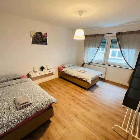 - 8 Bedrooms - 14 Beds - Fast Wifi - Kitchen